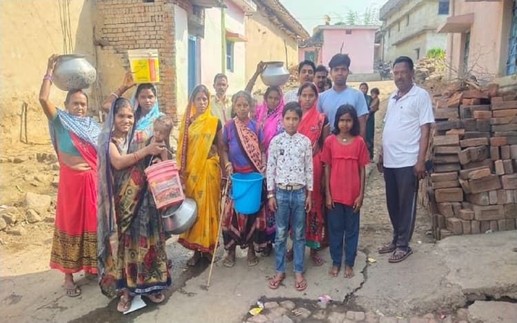 झारखंड: पानी को तरस रही गोसी गांव की 5 हजार आबादी, बोकारो नदी का पानी पीने को मजबूर हैं लोग