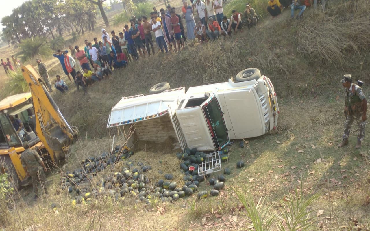 पलामू के हरिहरगंज में तरबूज से भरी पिकअप वैन पलटी, चालक की मौत