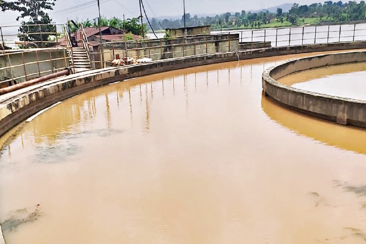 पलामू में गंदे पानी की हो रही है सप्लाई, फिल्ट्रेशन प्लांट में फिटकिरी, चूना व ब्लीचिंग पाउडर का अभाव