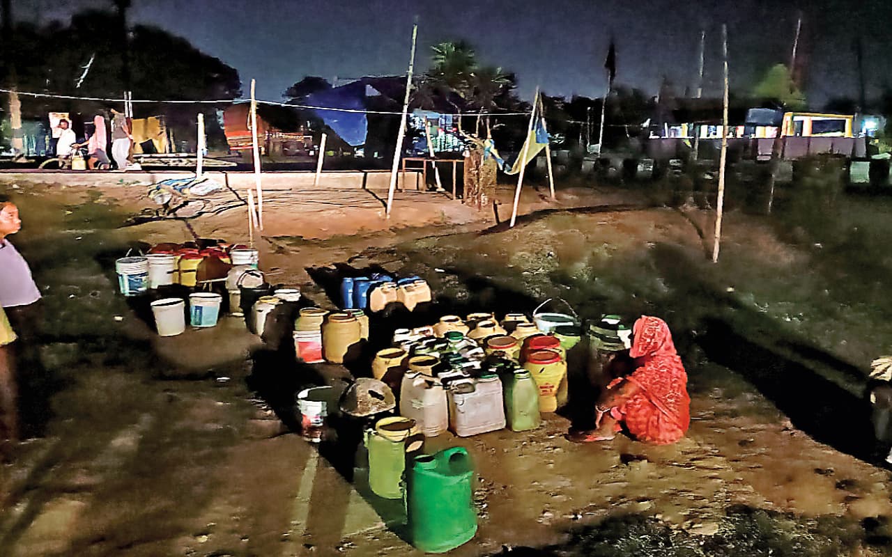 रांची के इस इलाके में पानी के लिए रतजगा करने को मजबूर हैं लोग, देखें तस्वीरें