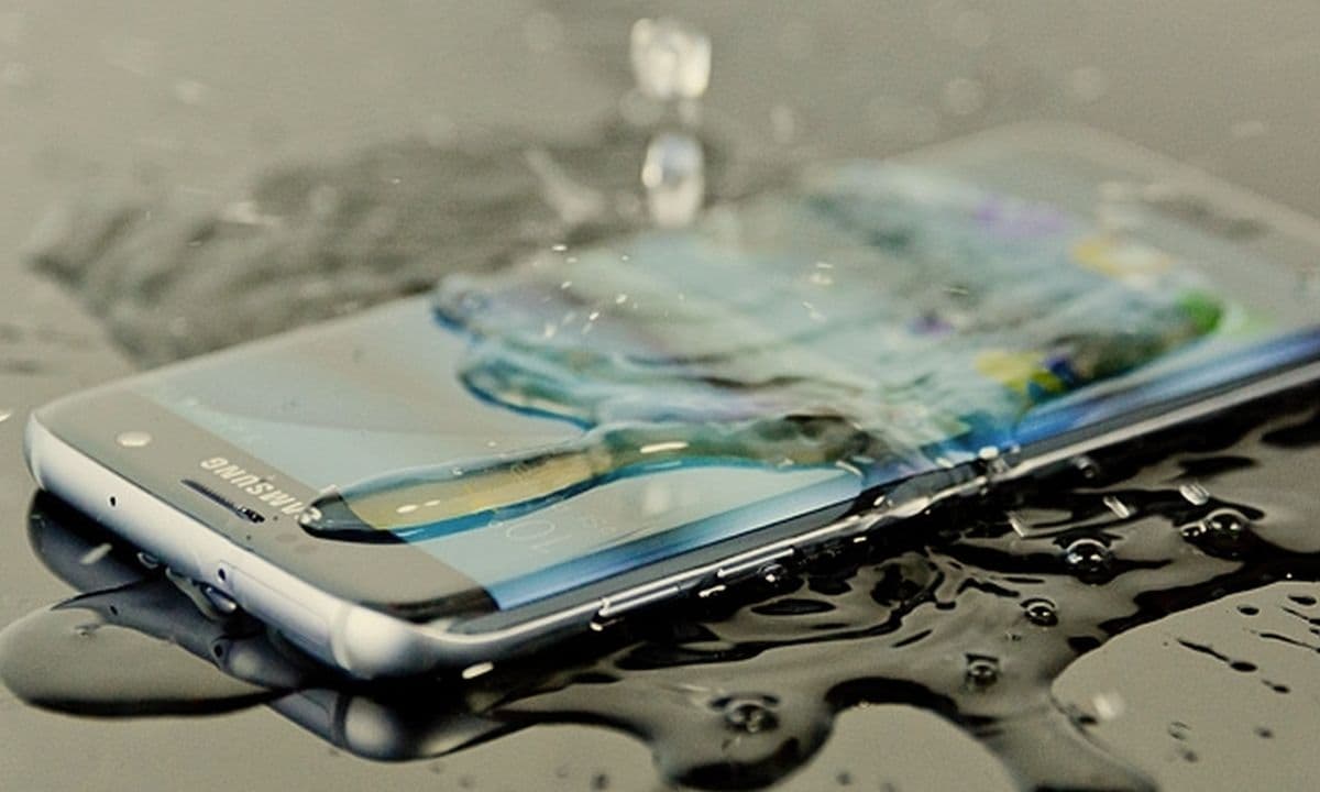 2022 में भी अब तक हमारे पास वॉटरप्रूफ फोन क्यों नहीं है?