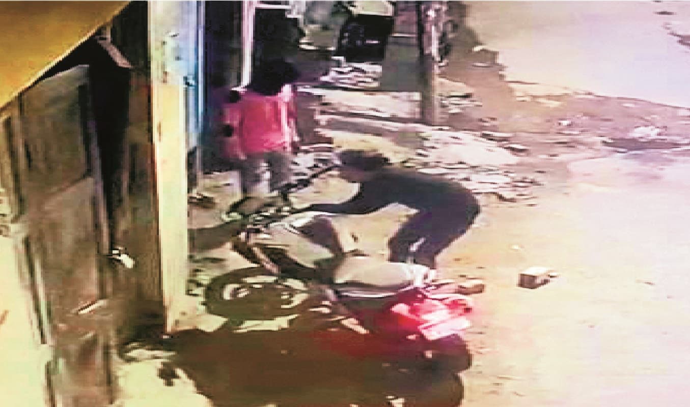 पटना में बाइक चोरों का नया कारनामा, महज तीन मिनट में चोरी कर ली BMW की बाइक, सीसीटीवी में कैद हुई घटना