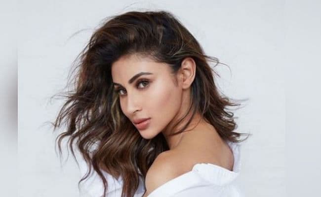 PHOTOS : शादी की खबरों के बीच मौनी रॉय ने शेयर की बोल्ड तसवीरें, समंदर किनारे दिखीं काफी हॉट