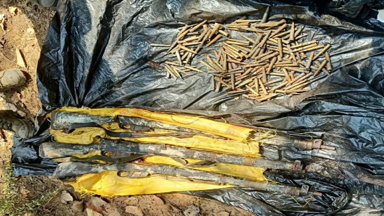 गिरफ्तार नक्सली की निशानदेही पर हथियार बरामद, गुमला के पीड़हापाठ जंगल में जमीन के अंदर रखा था छुपाकर