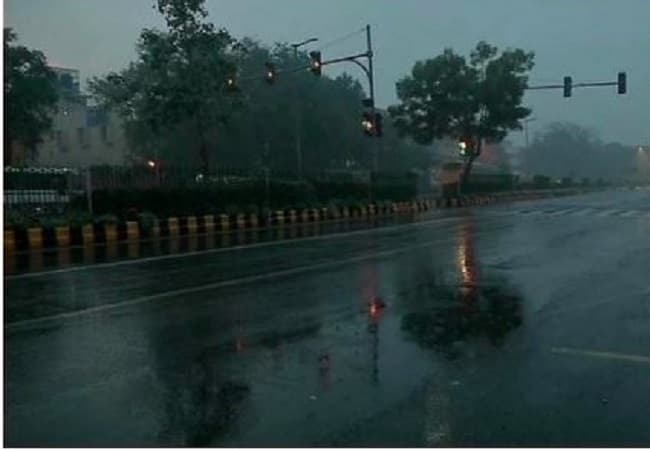 Lucknow Weather Update Video: लखनऊ में बारिश के बाद मौसम हुआ सुहाना, बादलों में छिपा सूरज, जानें वेदर अपडेट