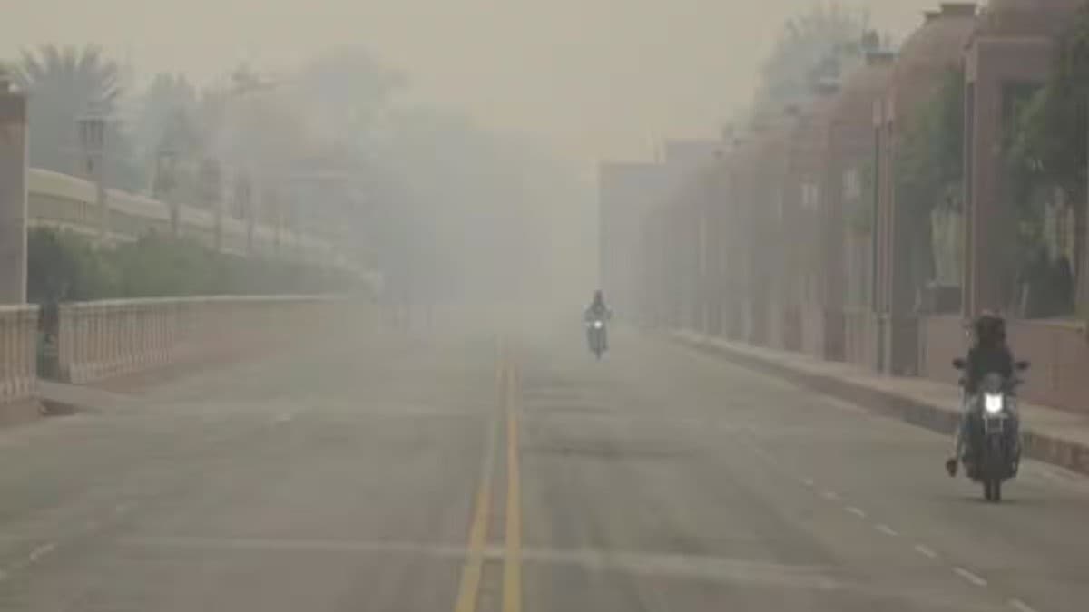 UP AQI Today: सांसों पर प्रदूषण का साया, दिवाली के बाद और जहरीली हुई हवा, एनसीआर में सांस लेना मुश्किल UP AQI Today: सांसों पर प्रदूषण का साया, दिवाली के बाद और जहरीली हुई हवा, एनसीआर में सांस लेना मुश्किल