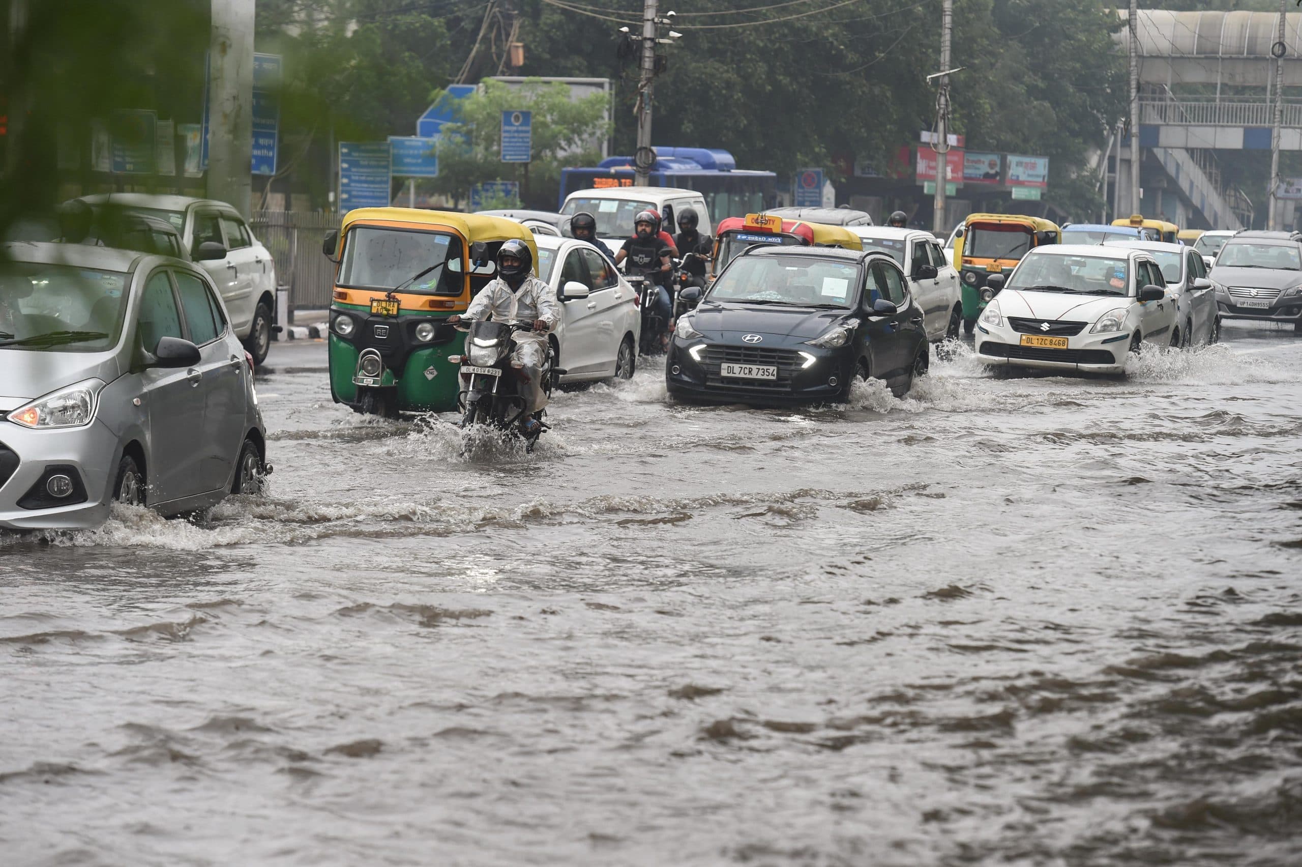 UP Weather Update: लखनऊ में रिमझिम बारिश से सर्द हुआ मौसम, IMD ने जारी किया अलर्ट