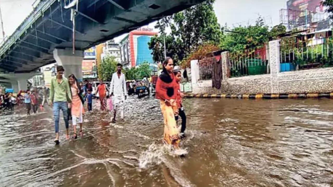 UP Weather Update: यूपी में बारिश-आंधी से बदला मौसम, एनसीआर में गरज-चमक के साथ तेज हवाओं से गिरा पारा