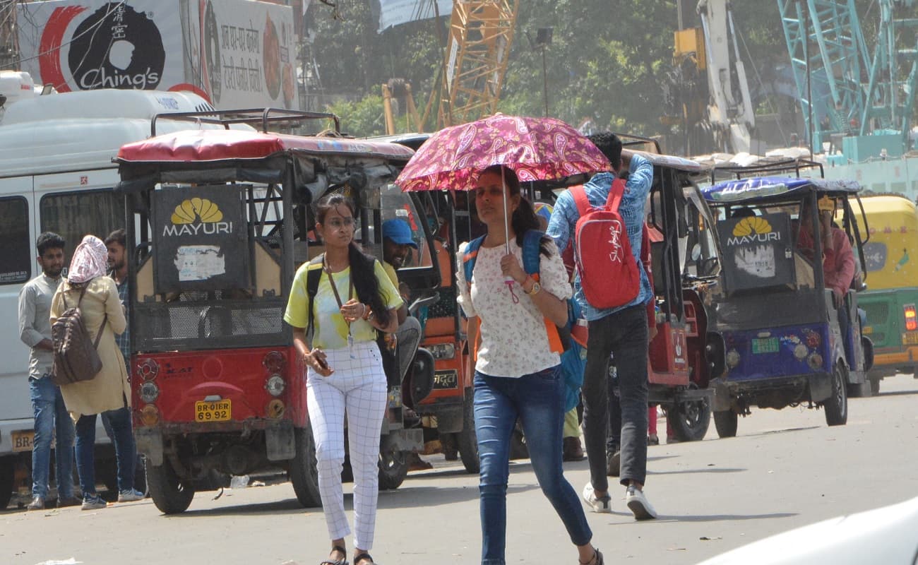 UP Weather Update: यूपी में गर्मी के बीच आज आंधी-बारिश से बदलेगा मौसम, येलो अलर्ट, जानें कब देगा मानसून दस्तक