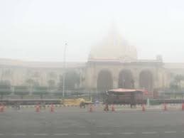 UP Weather: तेज हवा से ठंड में होगा इजाफा, घना कोहरा बढ़ाएगा मुश्किलें, जानिए आज के मौसम का हाल