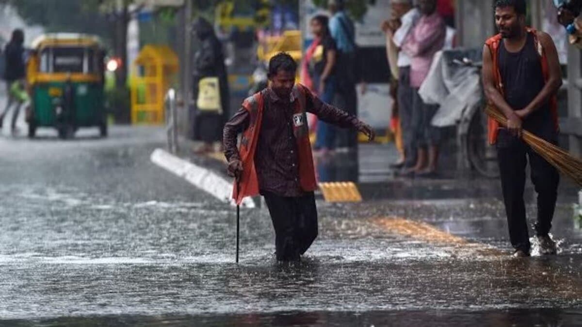 UP Weather Update: यूपी के कई जिलों में 24 घंटे में बदलेगा मौसम, लखनऊ-वाराणसी और मेरठ से गुजर रहा मानसून ट्रफ
