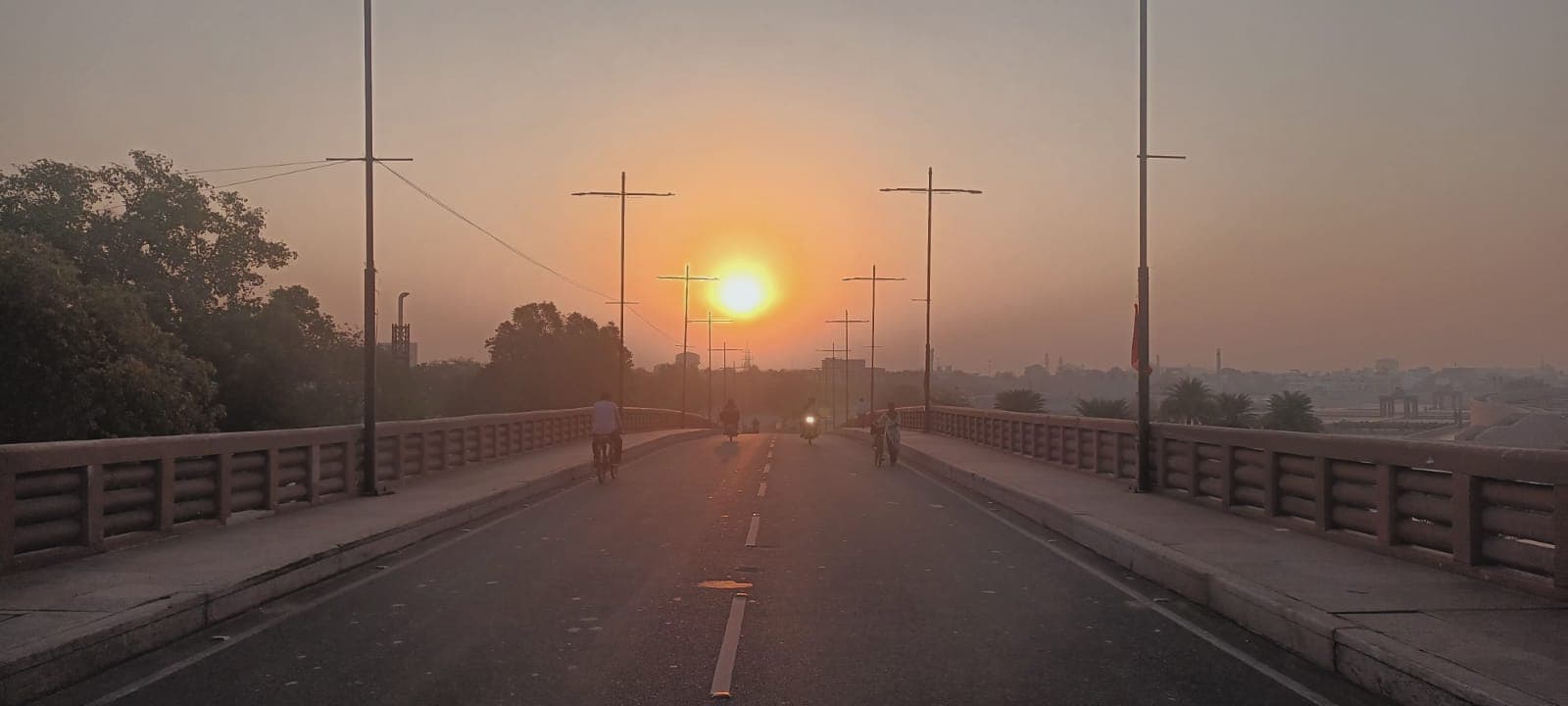 Lucknow Weather Update Video: लखनऊ में धूप के साथ हवाओं का रहेगा जोर,
जानें बारिश का हाल, अपने शहर का मौसम