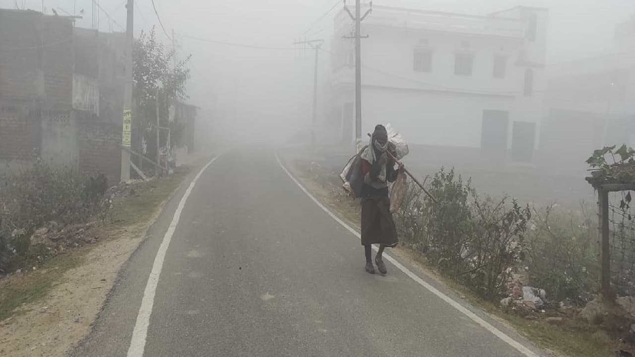 Bihar Weather: बिहार में बूंदाबांदी से बदला मौसम का मिजाज, कुहासे में लिपटा पटना, आज भी बारिश के आसार