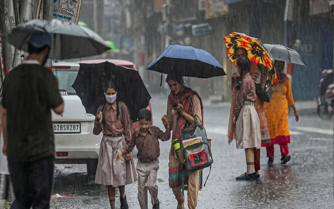 Weather Forecast Updates: झारखंड में बदला मौसम, दिल्ली में भी बारिश, जानिए अपने शहर का हाल