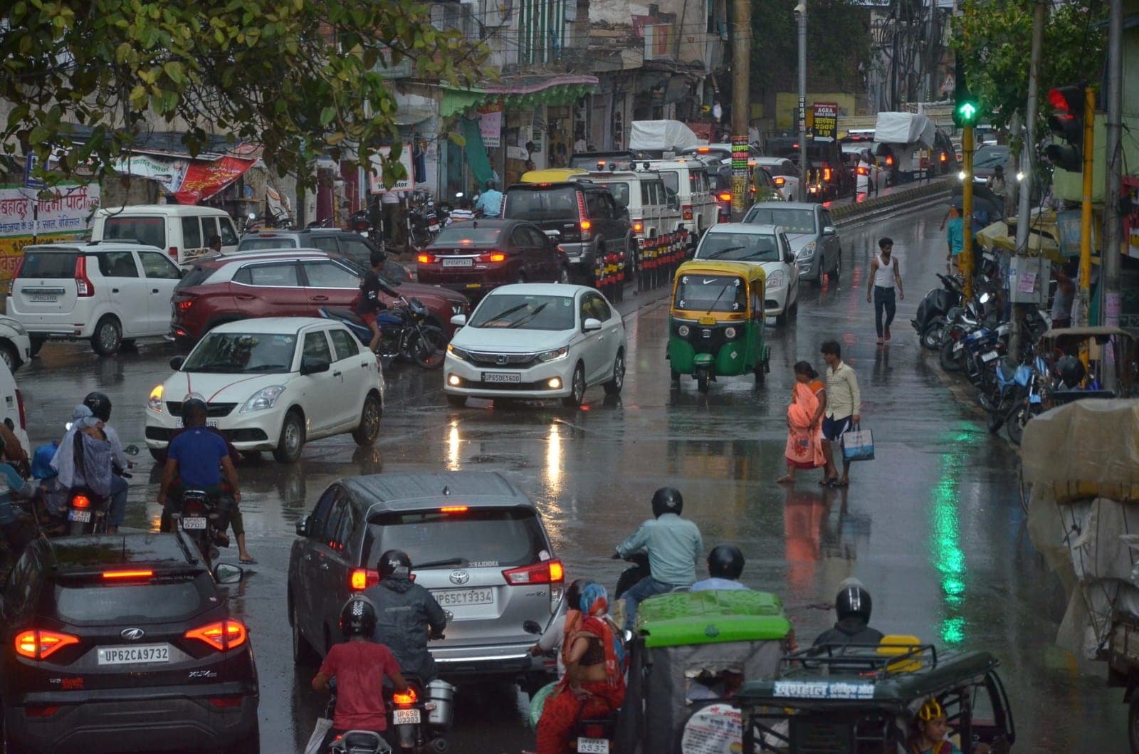 Weather Updates Live: UP में आज भी मेहरबान रहेगा मानसून, जारी रहेगी रिमझिम बारिश, जानें अपने जिले का हाल