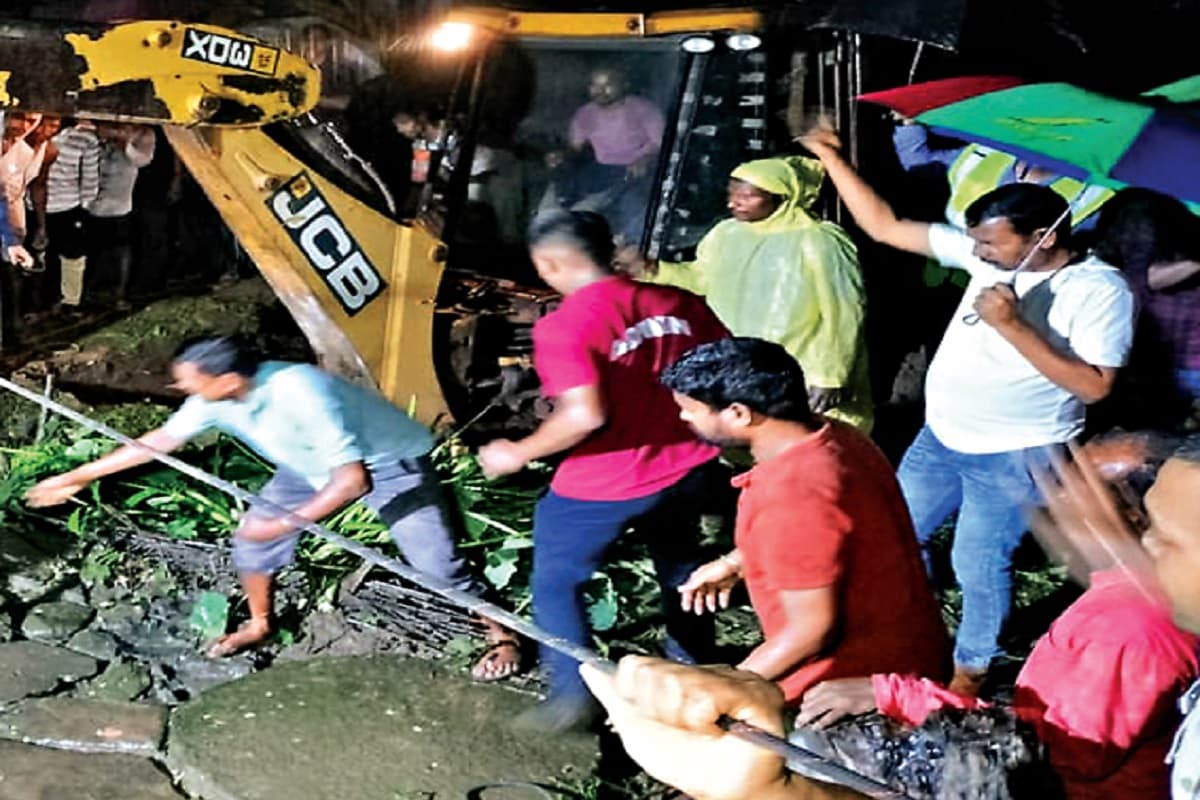 झारखंड: कुएं में गिरे बछड़े को निकालने की हो रही थी कोशिश, तभी मिट्टी धंसी, 5 की मौत, एक की तलाश जारी