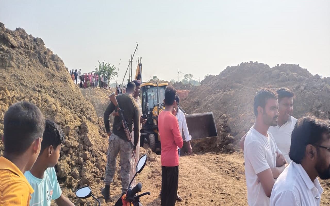 झारखंड: हजारीबाग में धंसा कुआं, एक मजदूर की मौत, 5 घायल