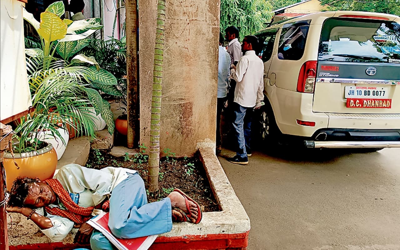 धनबाद में एक पिता की गुहार, पुलिस की गाड़ी चलाते मरा था मेरा बेटा, 18 साल बाद भी नहीं मिला सरकारी लाभ