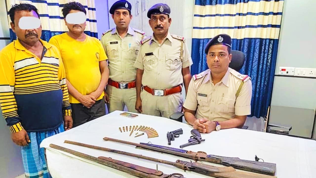West Bengal News: नानूर में भारी मात्रा में हथियार समेत दो अपराधियों को पुलिस ने किया गिरफ्तार