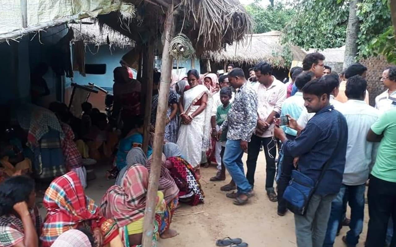 विश्व आदिवासी दिवस पर सड़क हादसे में 9 आदिवासियों की मौत से गांव में पसरा मातम, घरों में नहीं जले चूल्हे