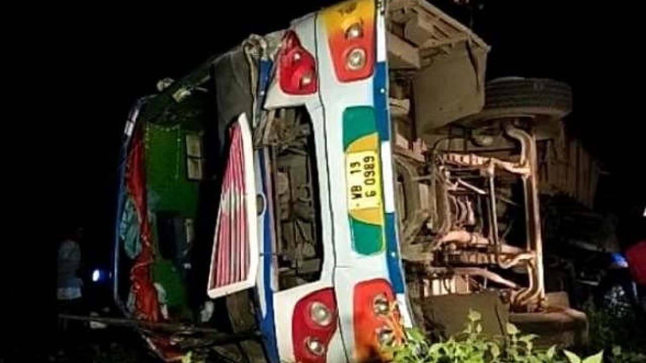 पश्चिम बंगाल से Vizag जा रही बस ओड़िशा के Ganjam में दुर्घटनाग्रस्त, 4 महिला समेत 6 लोगों की मौत