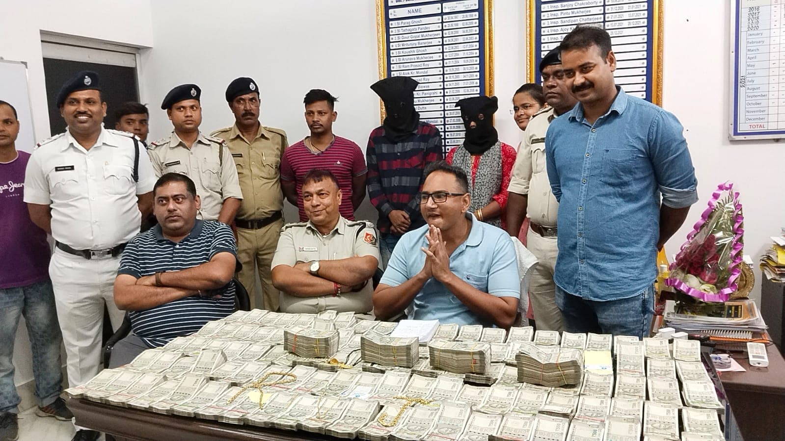 प्रेमी के साथ मिलकर 75 लाख रुपये और सोने की चोरी, पुलिस ने प्रेमिका को भी दबोचा