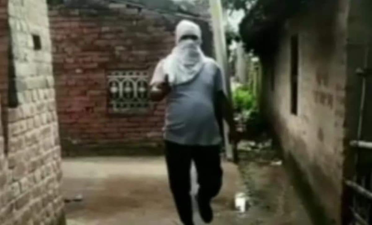 हाथ में पिस्टल, बैकग्राउंड में 'खेला होबे'! बंगाल के बर्दवान में भाजपा कार्यकर्ता गिरफ्तार