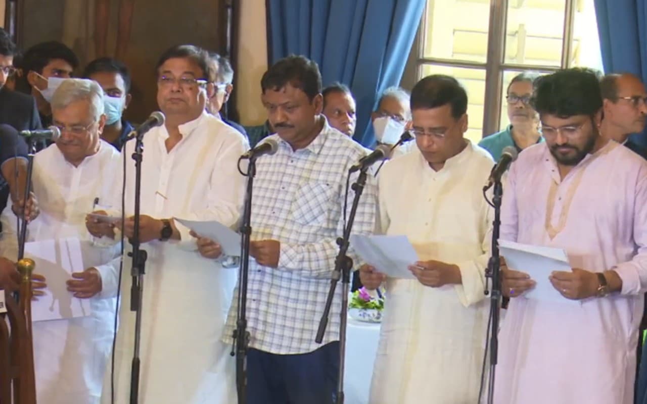 पश्चिम बंगाल: ममता बनर्जी की कैबिनेट में फेरबदल, मंत्रिमंडल में शामिल हुए 8 नये चेहरे