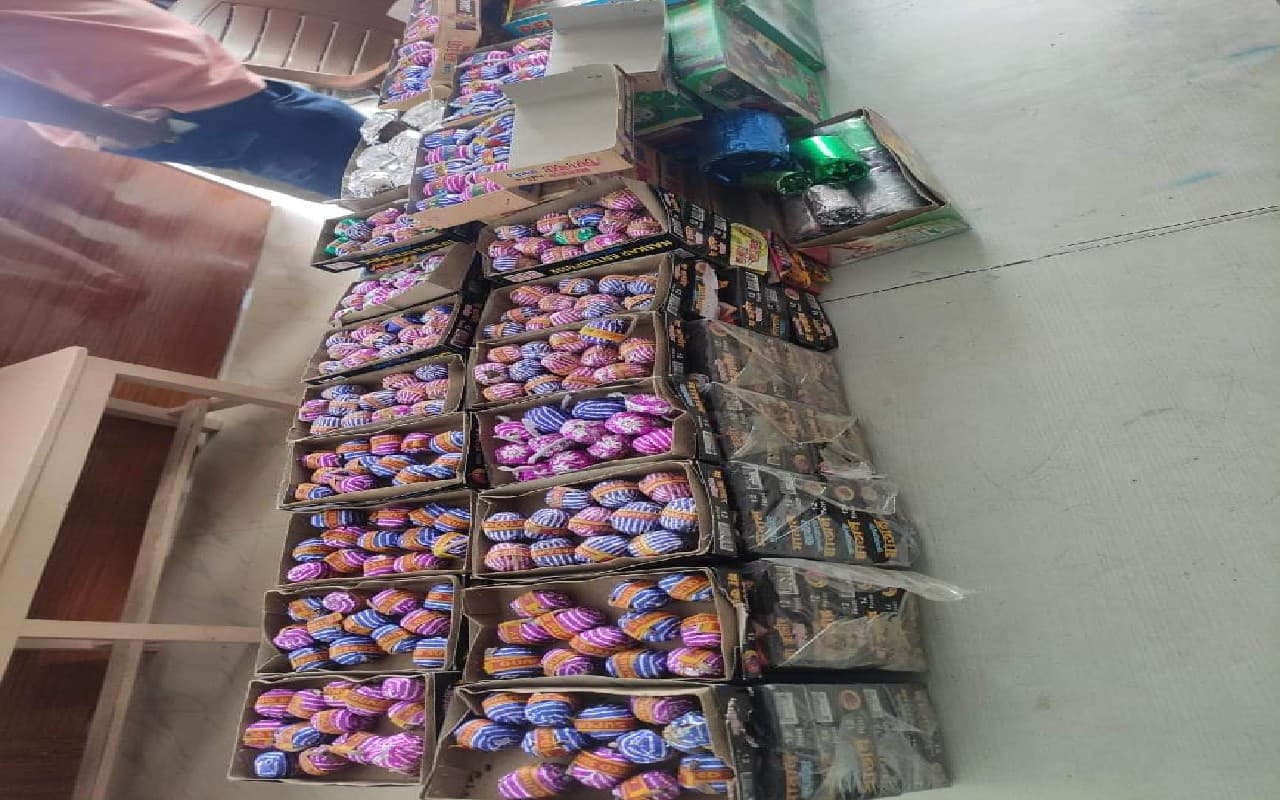 West Bengal: पूर्व वर्दवान जिले में प्रतिबंधित पटाखों के खिलाफ पुलिस का अभियान,चार गिरफ्तार