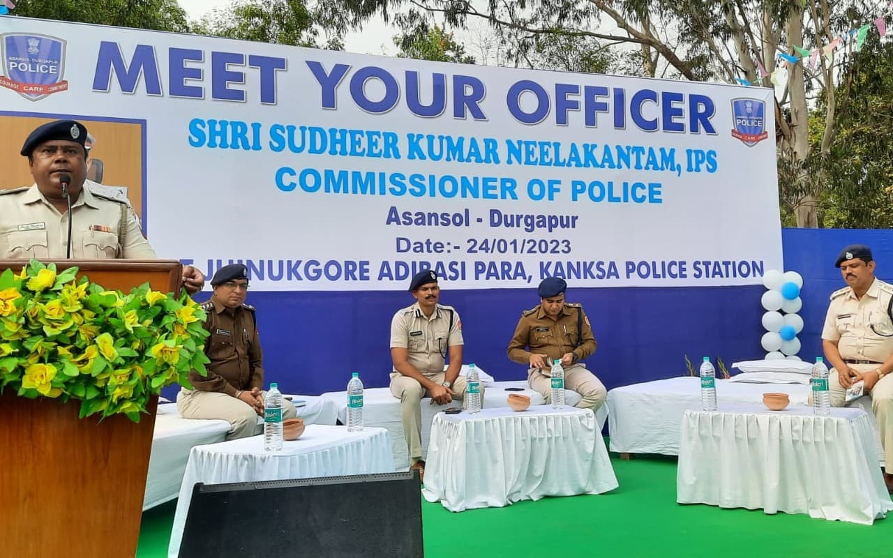 Meet Your Officer: कांकसा के झीनुगोड़े गांव में पुलिस आयुक्त से मिले आदिवासी, बतायीं समस्याएं