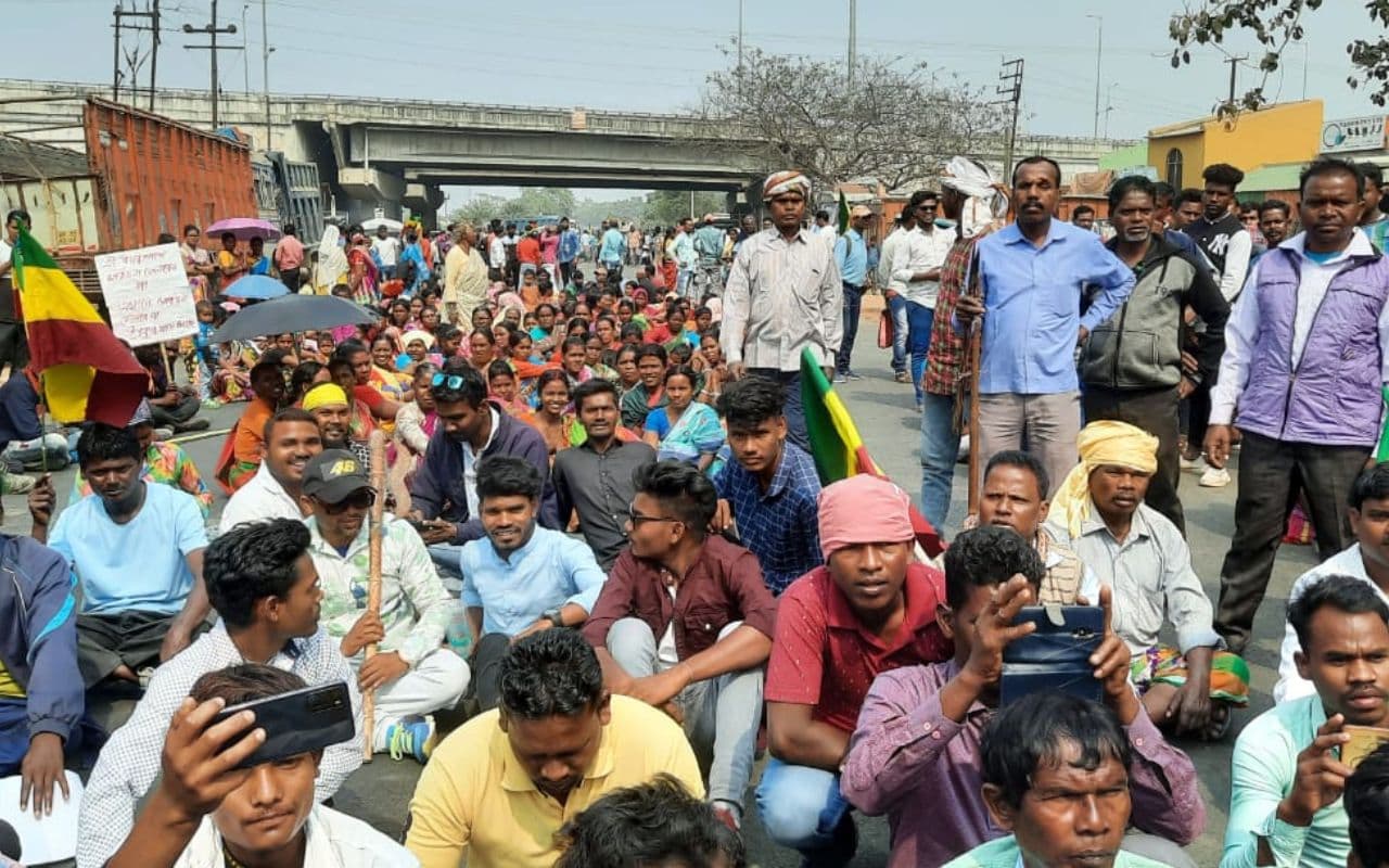 बंगाल में आदिवासी इंग्लिश मीडियम स्कूल को आर्थिक मदद, लॉटरी सिस्टम से एडमिशन बंद करने की मांग पर रोड जाम