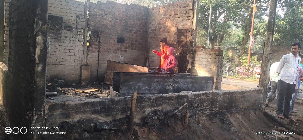 बंगाल में भाजपा कार्यालय में लगायी गई आग, तृणमूल पर आरोप