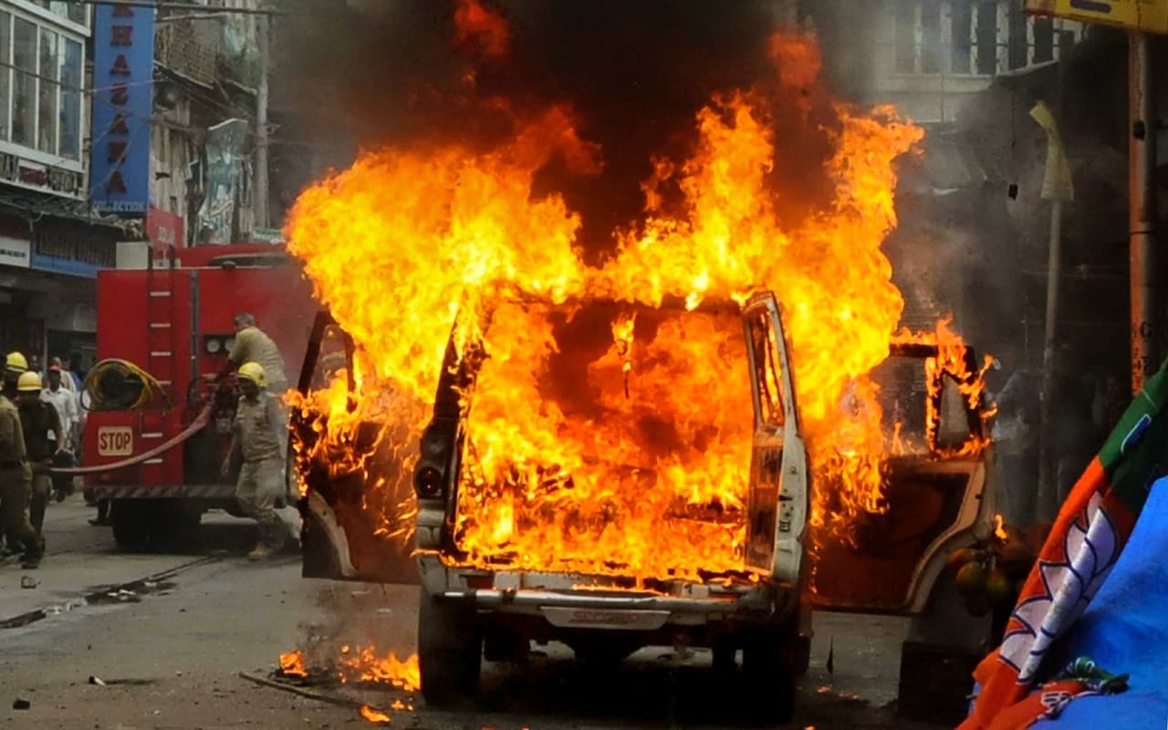 West Bengal Violence: भाजपा के नबान्न अभियान में जमकर हुई हिंसा, जनजीवन अस्त-व्यस्त West Bengal Violence: भाजपा के नबान्न अभियान में जमकर हुई हिंसा, जनजीवन अस्त-व्यस्त