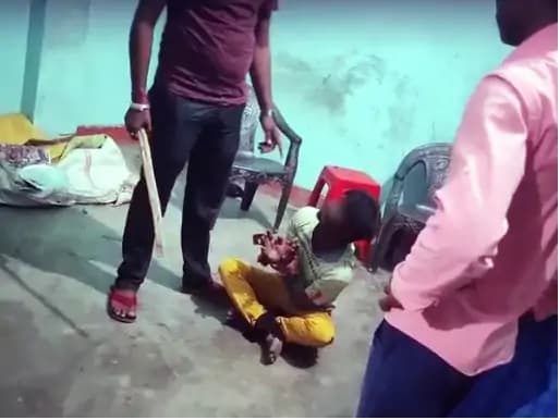 पश्चिम चंपारण में दबंगों ने साइकिल चोरी का आरोप लगाकर युवक को नंगाकर बेरहमी से पीटा