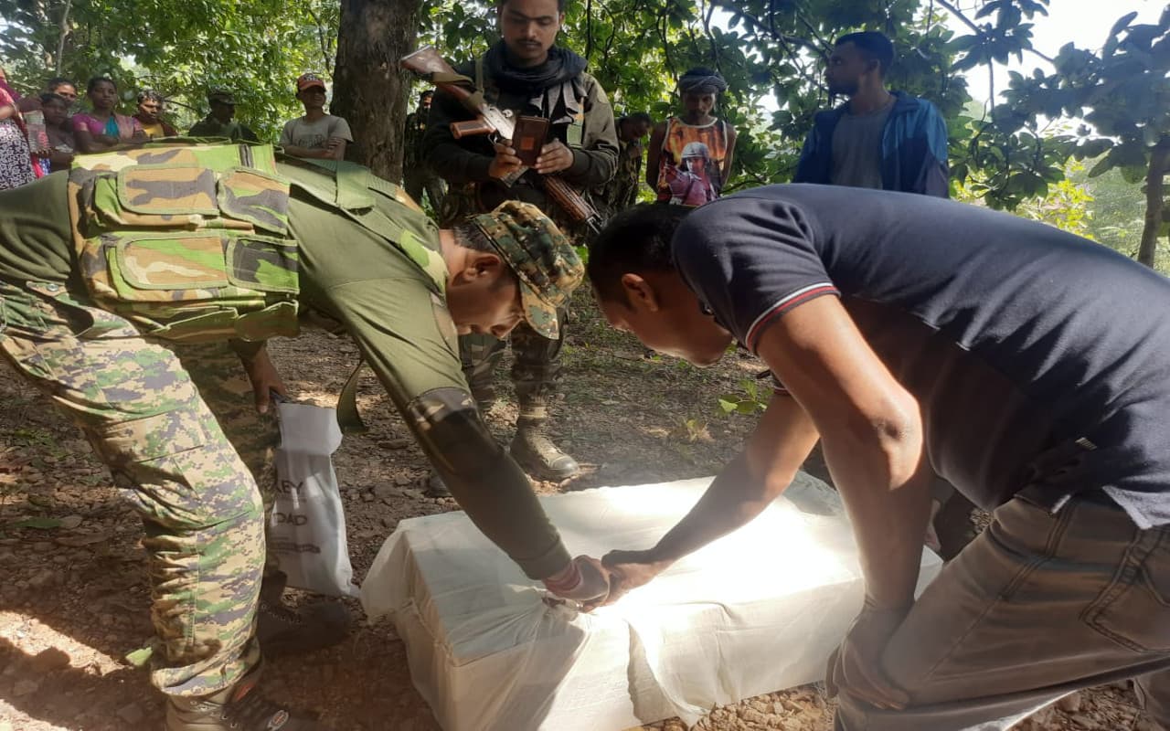 2 साल बाद पुलिस ने कब्र से निकाला कंकाल, पश्चिमी सिंहभूम के कराईकेला में नक्सलियों ने की थी हत्या