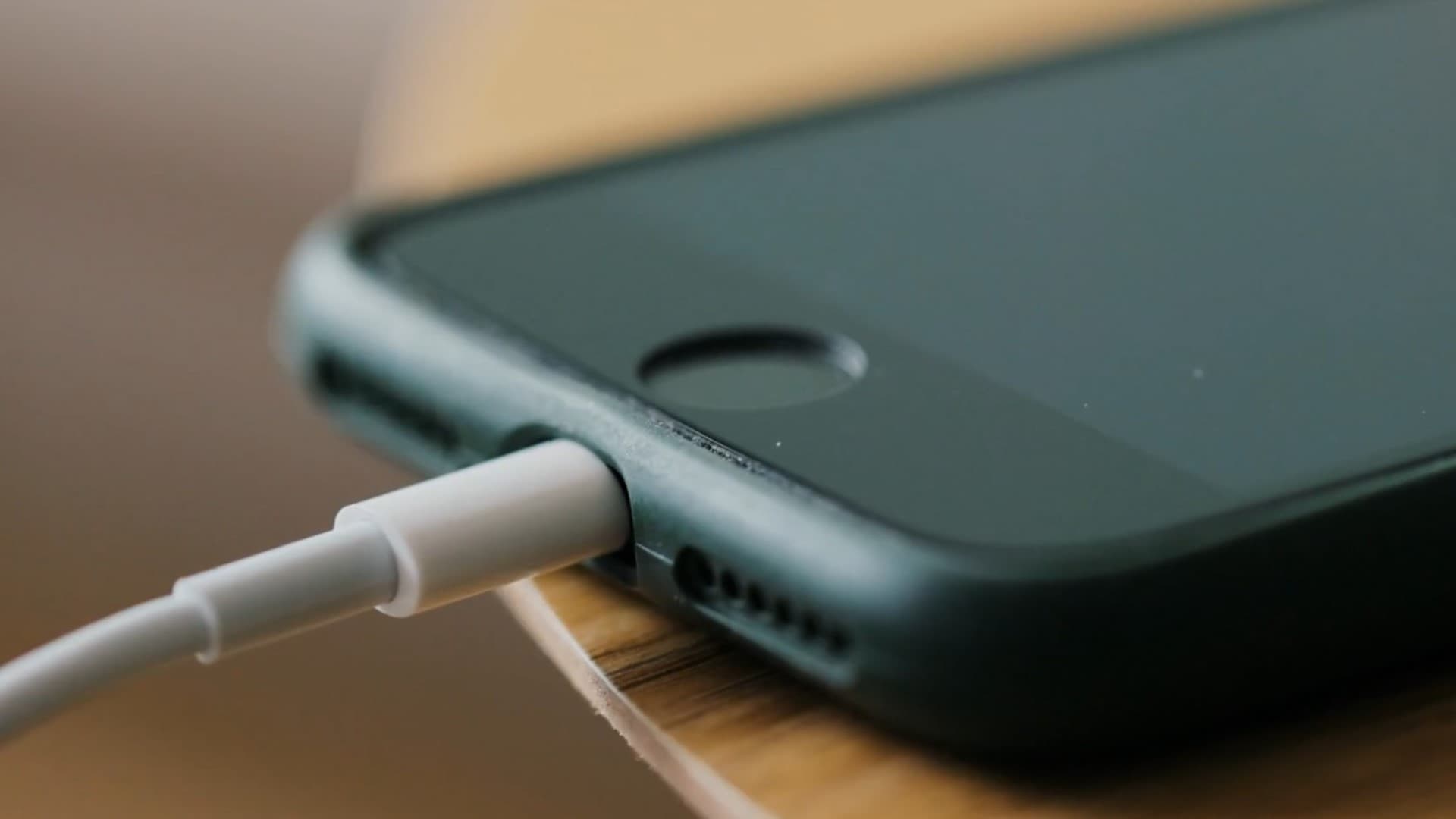 Juice Jacking से बच कर रहना! फोन चार्जिंग में लगाते ही खाली हो जाएगा अकाउंट