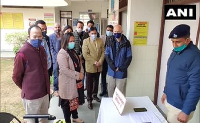 Haryana News : गुरुग्राम में WHO की टीम ने कोरोना टीकाकरण केंद्र का किया दौरा