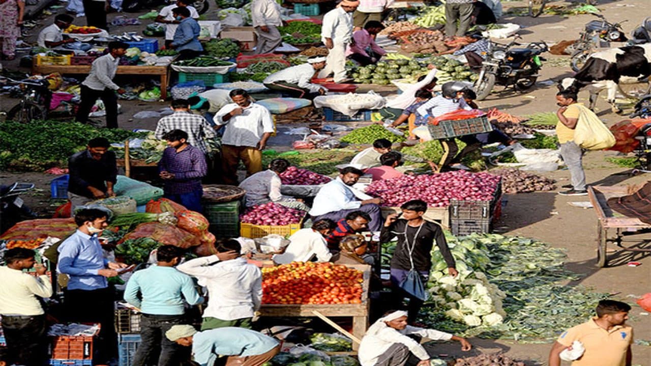 भारत में ग्रामीणों को दोहरा झटका, खाने-पीने के सामान की महंगाई और कम आय से कमजोर हुई मांग
