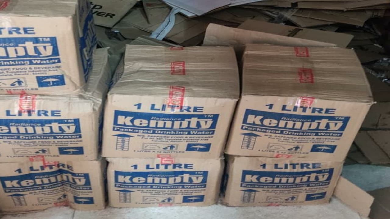 Jharkhand News: झारखंड में शराब दुकान के कर्मियों को वेतन के लाले, कंपनी खाली कार्टून से भी वसूल रही पैसे