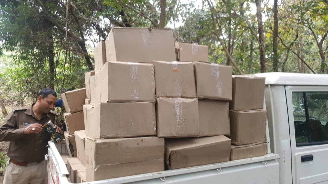 Jharkhand News: उत्पाद विभाग की बड़ी कार्रवाई, झारखंड-बिहार की सीमा के जंगल से लाखों की अवैध शराब जब्त