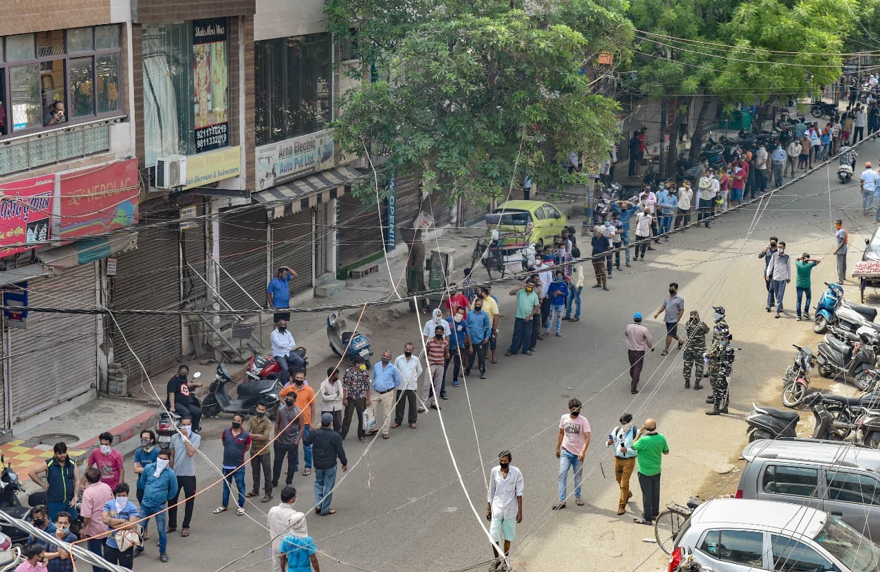 दिल्ली में शराब खरीदने की भीड़ हटाने के लिए लाठीचार्ज, देशभर में लंबी लाइनें