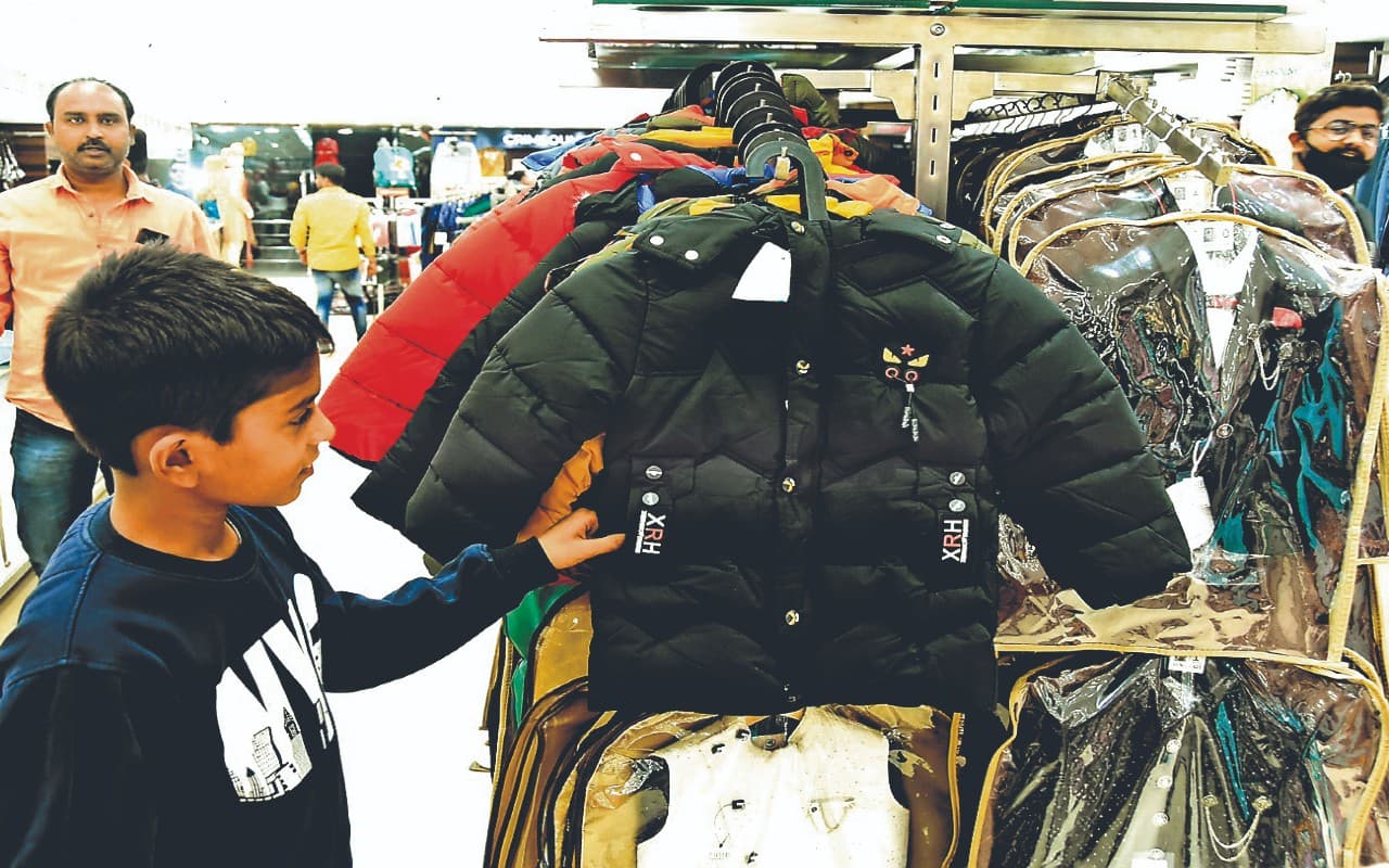 धनबाद में सर्दी बढ़ते ही चमका गर्म कपड़ों का बाजार, ट्रेंड में ट्रेडिशनल के साथ डिजायनर वूलेन गारमेंट्स