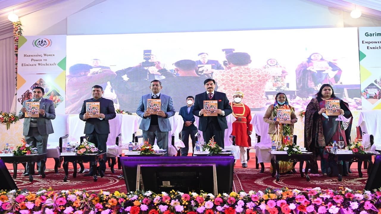 डायन का डंक: झारखंड से ऐसे जड़ से खत्म होगी डायन कुप्रथा, ‘गरिमा’ से धीरे-धीरे धुल रहा ये सामाजिक कलंक डायन का डंक: झारखंड से ऐसे जड़ से खत्म होगी डायन कुप्रथा, ‘गरिमा’ से धीरे-धीरे धुल रहा ये सामाजिक कलंक