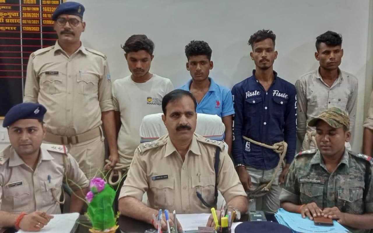 Garhwa News: प्रेम प्रसंग में युवक पर जानलेवा हमला मामले में 4 लोगों को पुलिस ने किया गिरफ्तार