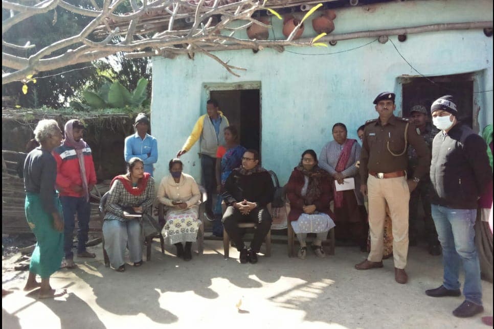 डायन-बिसाही में आंख फोड़ने के 4 आरोपियों को जेल, पीड़ित परिवार से मिले अधिकारी, मदद का दिया भरोसा