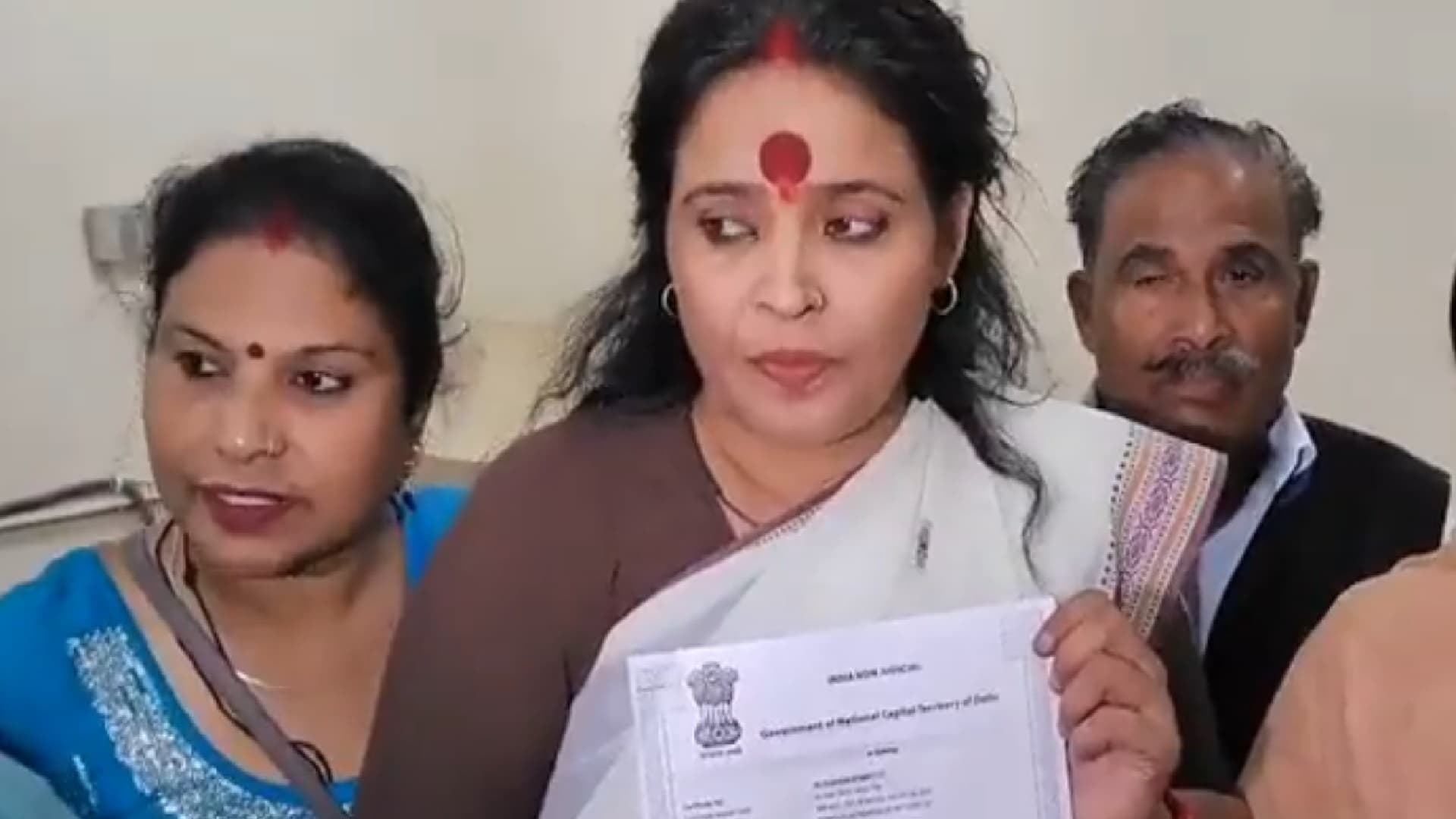 महिला कांग्रेस नेता ने 4 मंजिला घर राहुल गांधी के नाम किया, पीएम मोदी पर बोला हमला