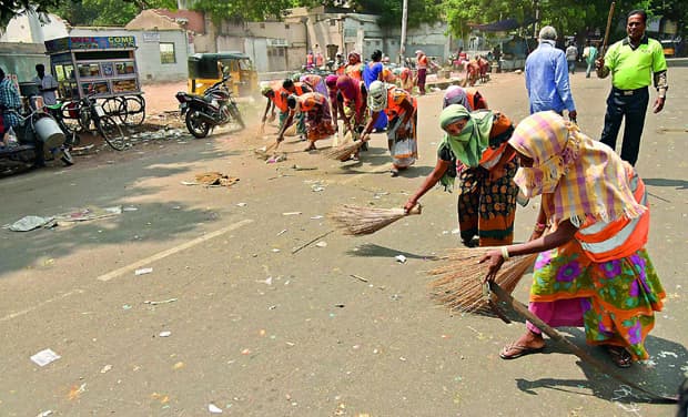 अंतरराष्ट्रीय महिला दिवस  : कई मुसीबतों को झेल शहर साफ रखती हैं महिला