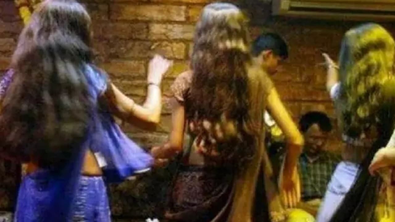 Bihar: पहले बंगाली लड़की से की शादी, फिर दस हजार में आर्केस्ट्रा में बेच दिया, जानें पूरी शर्मनाक कहानी