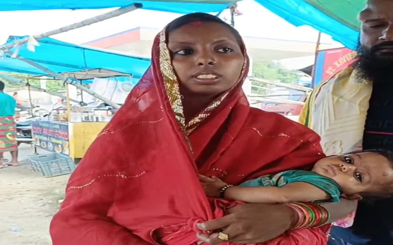 पटना से भटक कर 8 माह के बच्चे के साथ एक महिला पहुंची चक्रधरपुर, थाना से हुई गायब, सुरक्षा पर उठे सवाल