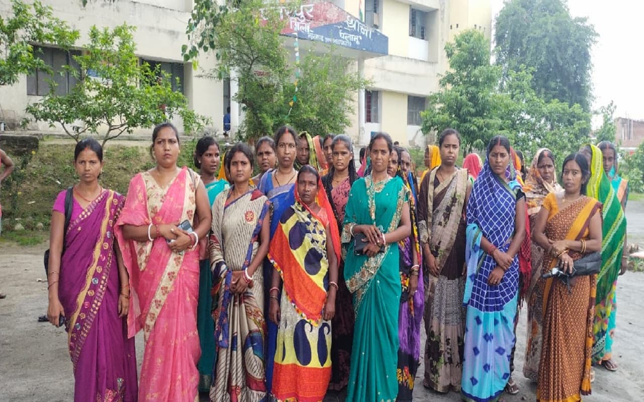 आजादी का अमृत महोत्सव: झंडोत्तोलन की तस्वीर से छेड़छाड़, सोशल मीडिया पर किया Viral, महिलाओं ने की ये मांग